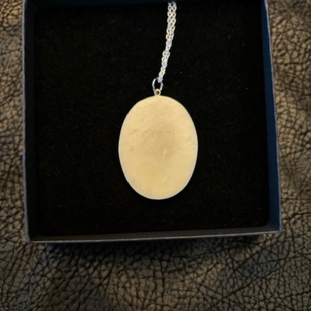 Scrimshaw vintage Pendant " Old Fisherman" with  New Chain - Picture 2 of 2